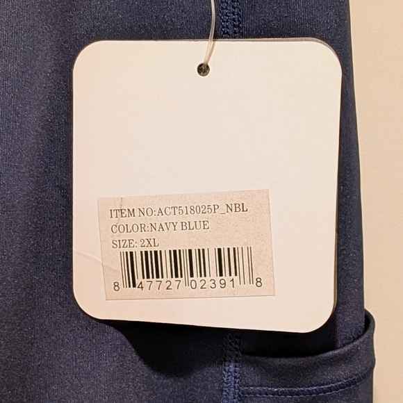 NWT Yelete Active 2XL Navy Blue Multi Pocket Capri Leggings - Picture 3 of 7